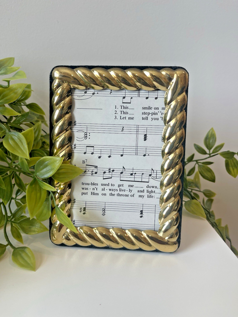 Vintage Gold Twist Frame 3.5x5 Photo Minimalist Modern Vintage 90s Sleek Simple
